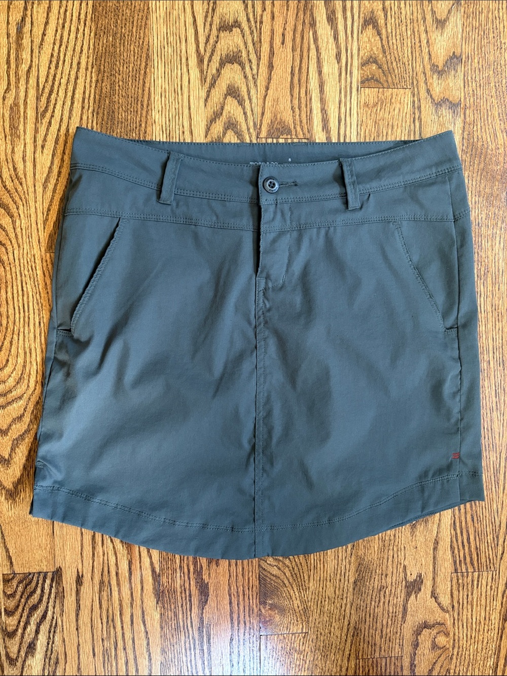 Toad&Co Metrolite skirt dark graphite, size 8. New without tags.